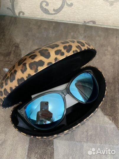 Солнцезащитные очки женские Guess