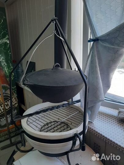 Чугунный казан с очагом, треногой и решеткой гриль