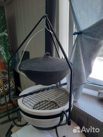 Чугунный казан с очагом, треногой и решеткой гриль