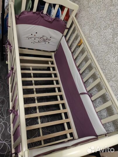 Детская кроватка с маятником