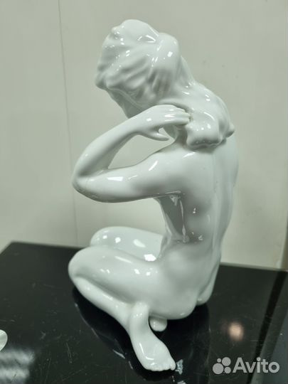 Статуэтка обнажённой девушки, дефект