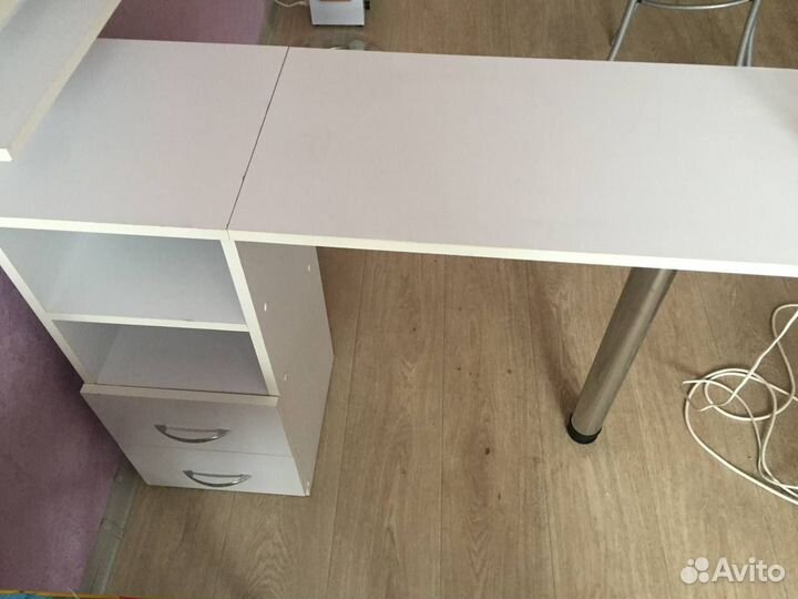 Маникюрный стол