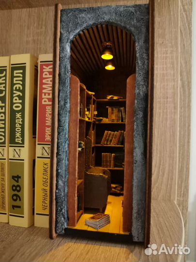 Вставка на полку (booknook)