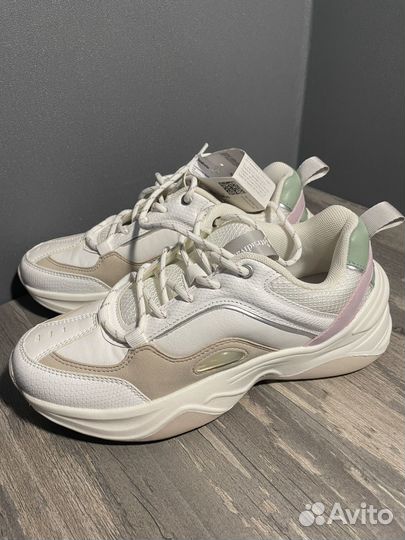 Кроссовки женские