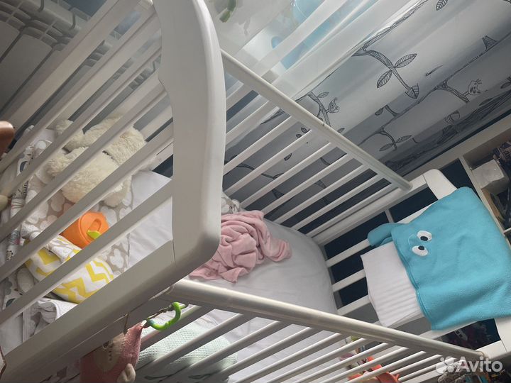 Детская кроватка на колесиках