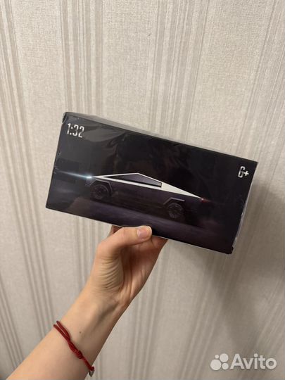 Моделька tesla cybertruck