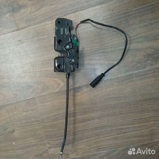 Замок капота