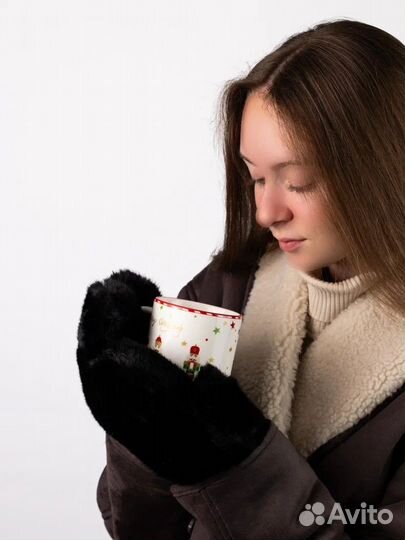 Белые и черные меховые варежки