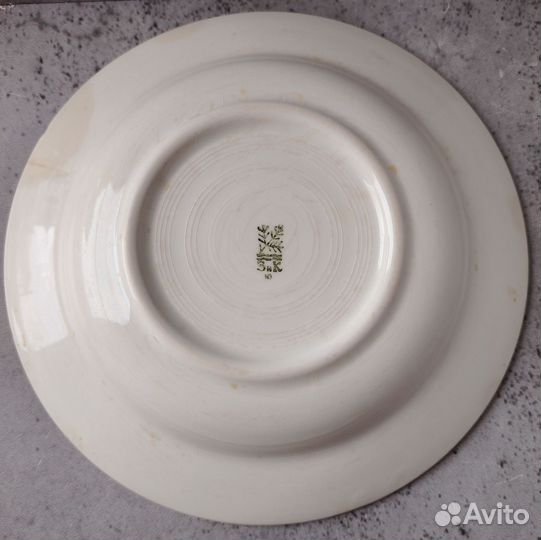 Тарелка зик Конаково с фиолетовыми ягодами