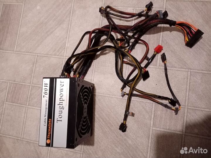 Блок питания thermaltake 700 Ватт