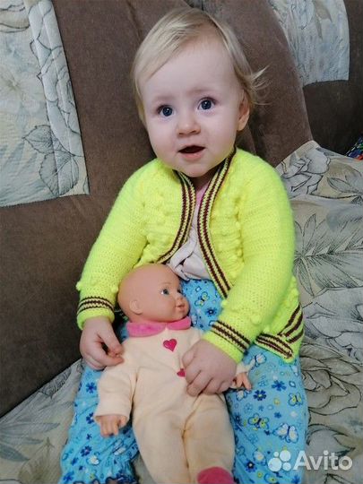 Вязаная кофточка на малыша