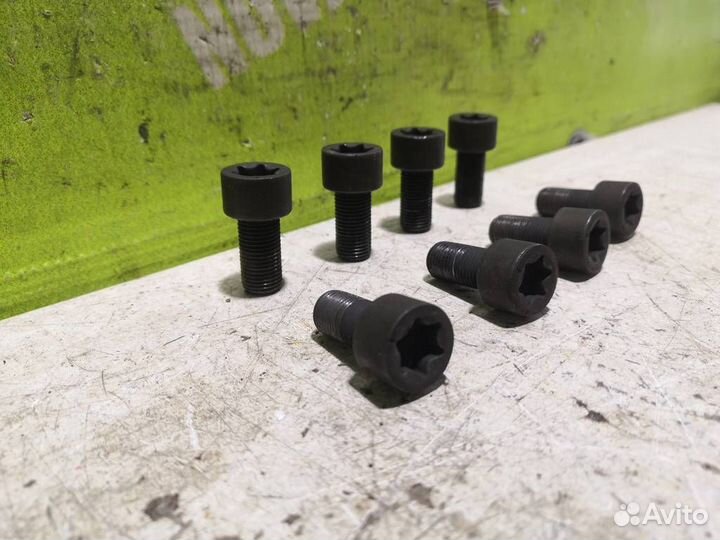 Болт маховика Мерседес Бенз 210 Е-класс