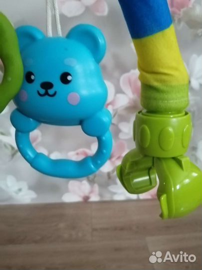 Дуга с игрушками на коляску