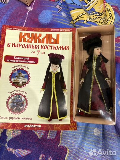 Фарфоровые куклы в разных народных костюмах