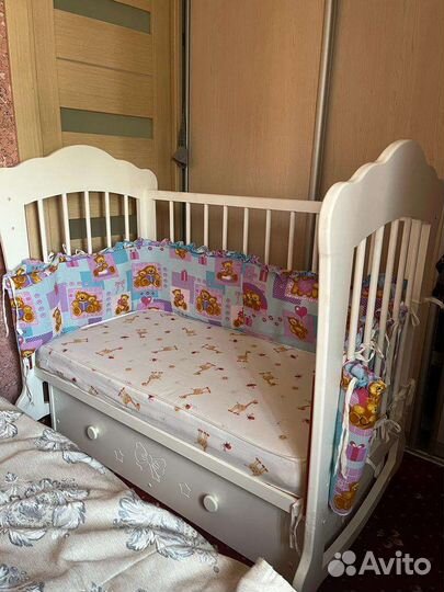 Детская кроватка с маятником