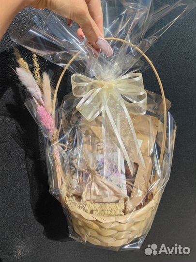 Подарочная чайная корзина со сладостями