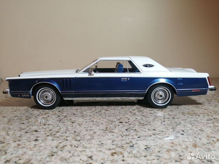 1/18 1977 Lincoln Continental Mark V бело-синий
