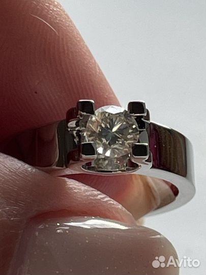 Золотое кольцо с бриллиантом