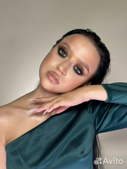 Визажист бровист