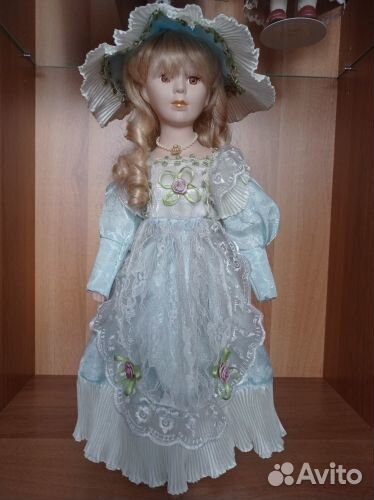 Кукла фарфоровая