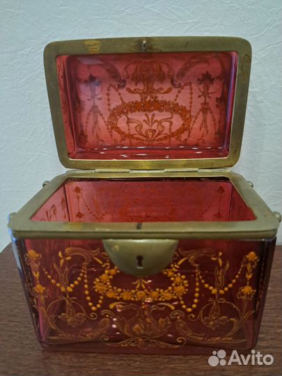 Антикварная шкатулка рубинового стекла с росписью