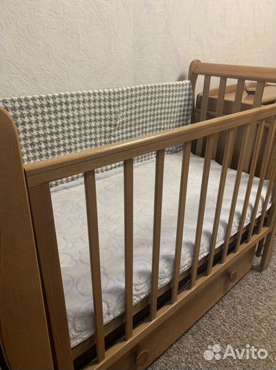 Детская кроватка с маятником и ящиком
