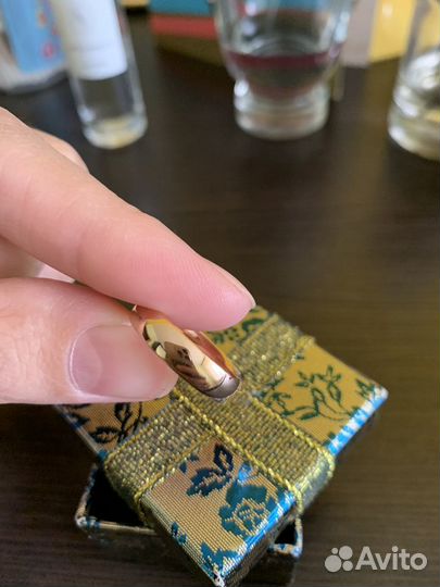 Золотое обручальное кольцо