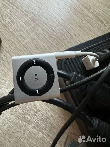 Оригинал iPod shuffle, почти новый, 2gb, зарядка