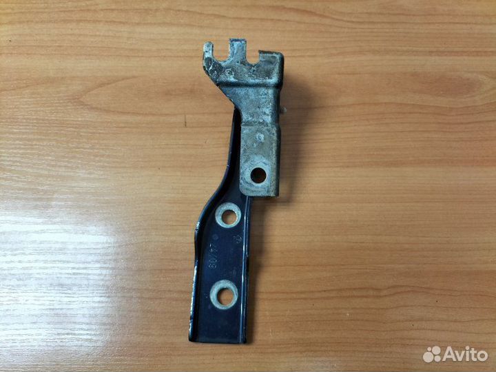 Петля капота правая Volkswagen Polo MK5 cggb 1.4