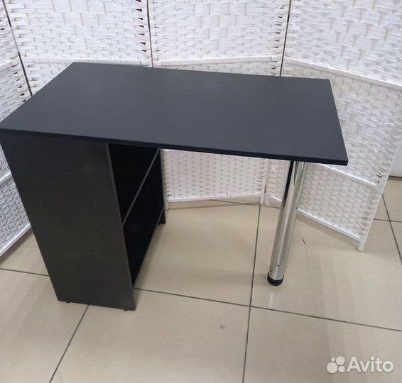 Маникюрный стол