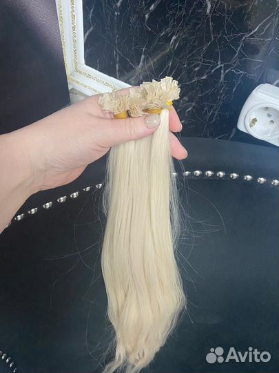 Натуральные волосы легкой волной.блонд