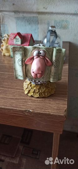 Статуэтки, и копилки, свечка