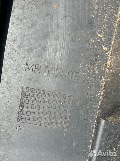 Декоративная крышка двигателя Mitsubishi Carisma