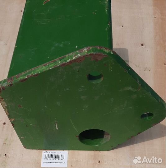 78201088 Кронштейн правый