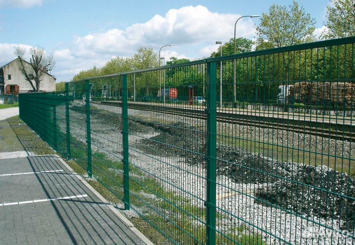 Забор из 3D сетки с металлическими столбами под кл