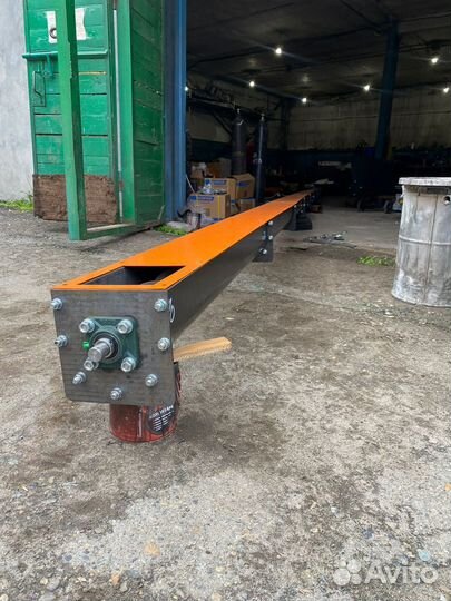 Шнековый транспортер в желобе