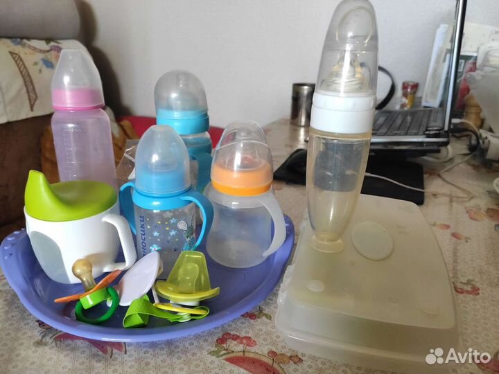 Сушилка, бутылочки с сосками и бутылочка с ложкой