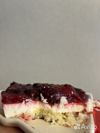 Пирог ягодный с творожным сыром и ягодами