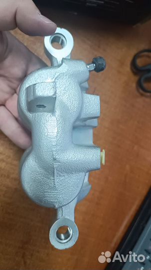 Суппорт передний на/для Mitsubishi L200 Pajero