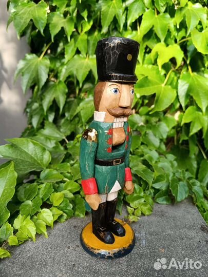 Щелкунчик из липы