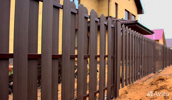 Забор из металлического штакетника в ло