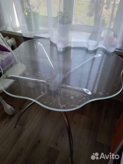 Кухонный стол стеклянный