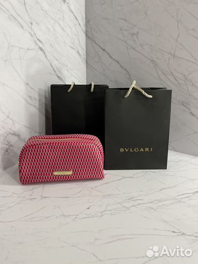 Косметичка bvlgari малинового цвета