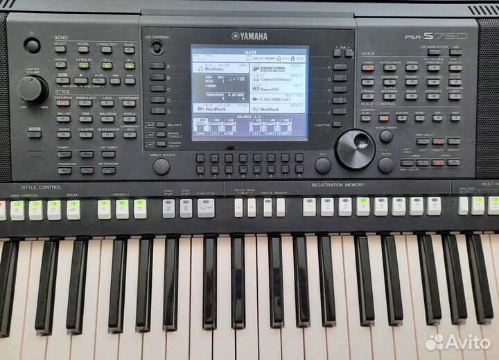 Yamaha PSR S750