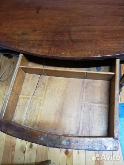 Антикварный столик для рукоделия