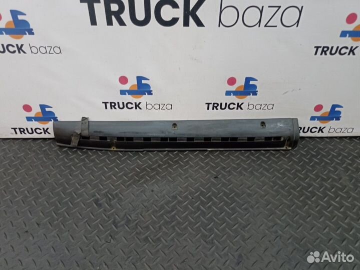 1297410 Накладка торпедо правая