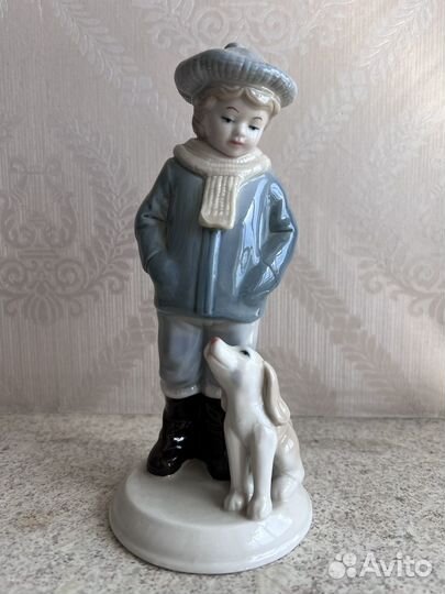 Фарфоровая статуэтка. Девочка с собакой
