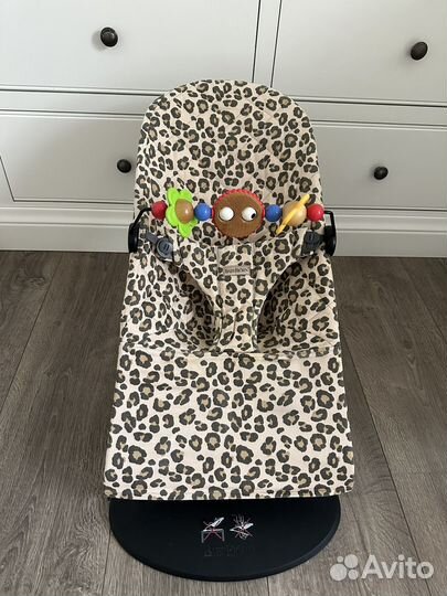 Шезлонг babybjorn с игрушкой