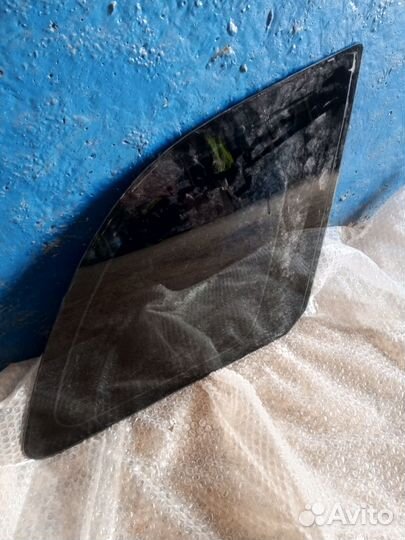 Стекло заднее правое на крыло