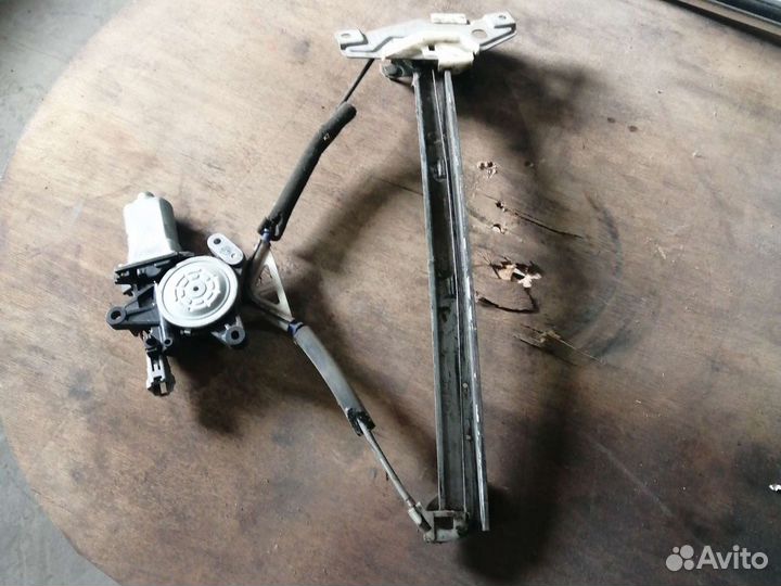 Продам левое стекло на тоёта корола 100